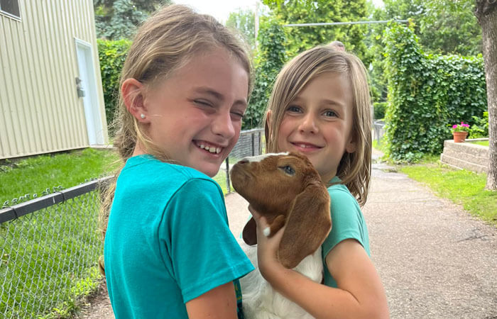 Kidsholdinggoats